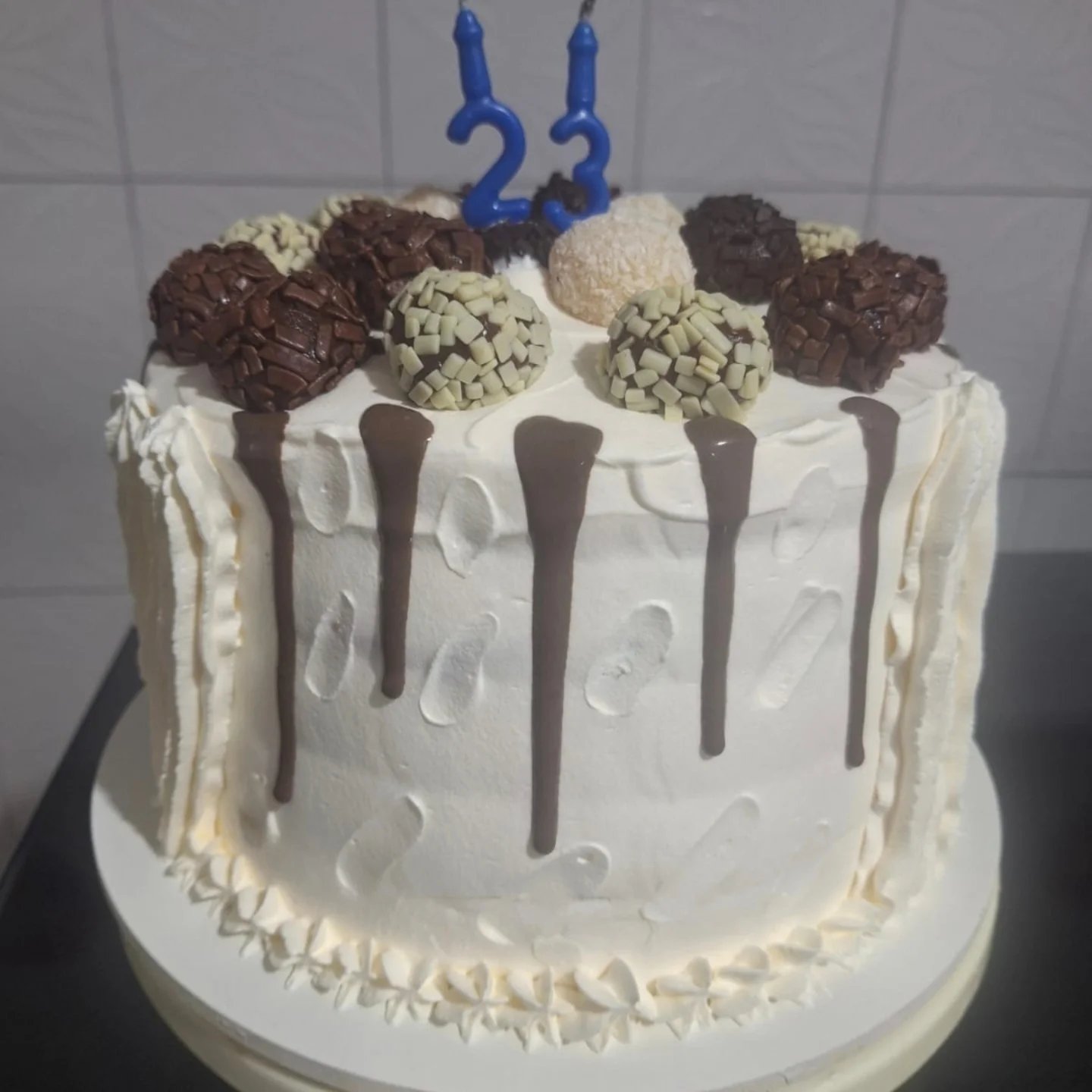 Bolo trufado de doce de leite preparado por Ray das Cozinhas