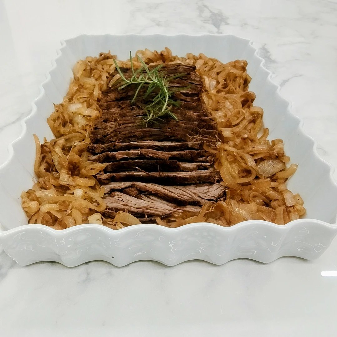 Fraldinha na cebola caramelizada preparada por Ray das Cozinhas