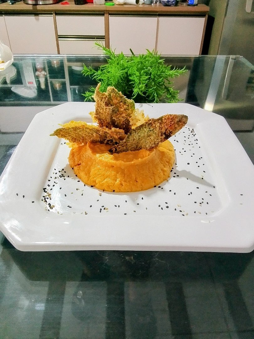 Purê de cenoura com peixinho e um toque de gergelim preparado por Ray das Cozinhas